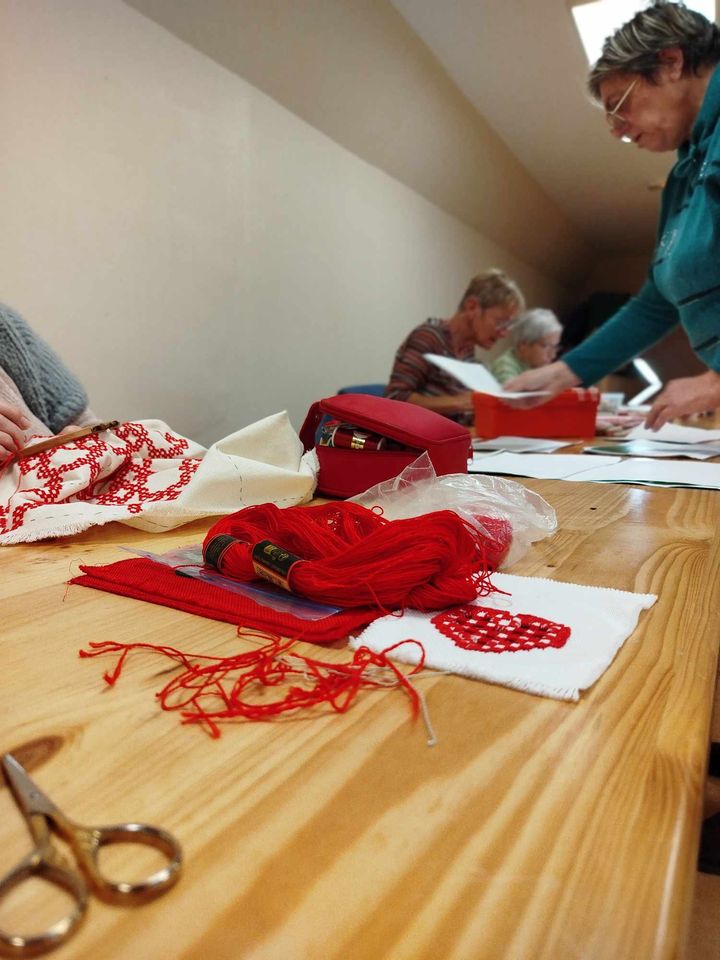 <div>Atelier dentelle &amp; broderie par les "ateliers de Janique" au sein du CSc APTAHR</div>